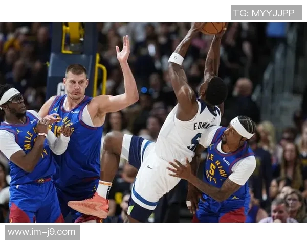 爱德华兹赛后庆祝达成一万分里程碑并获得比赛用球的荣耀时刻